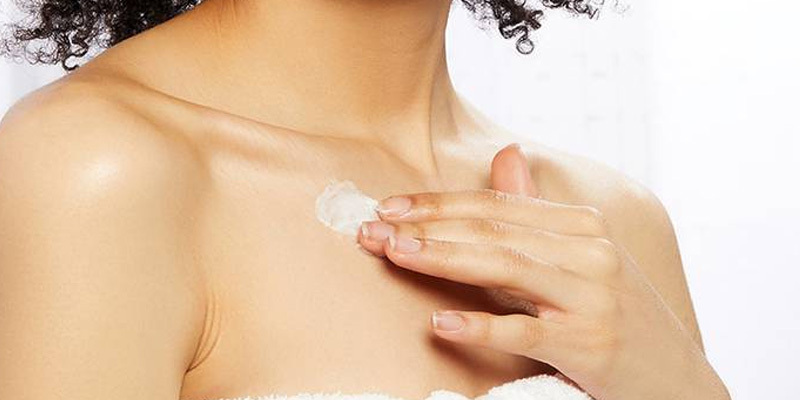 Una donna utilizza una crema sul petto